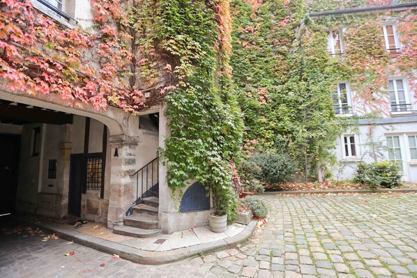 Exterior - A wonderful jewel in the middle of the city (Paris)