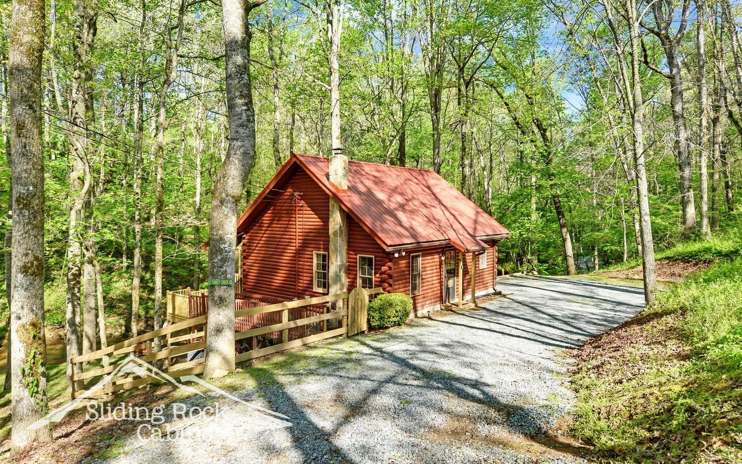 Cute Creekfront, rustic, hot tub, pet friendly-fenced yard, screened porch