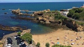 A coastal area with a beach, rocky outcrops, and a bridge. - MAGNIFICENT OCEAN VIEW BIARRITZ (Biarritz)