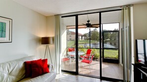 Een televisie en een tafeltennistafel