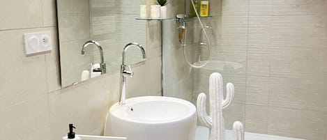 Een douche, een haardroger, handdoeken, zeep