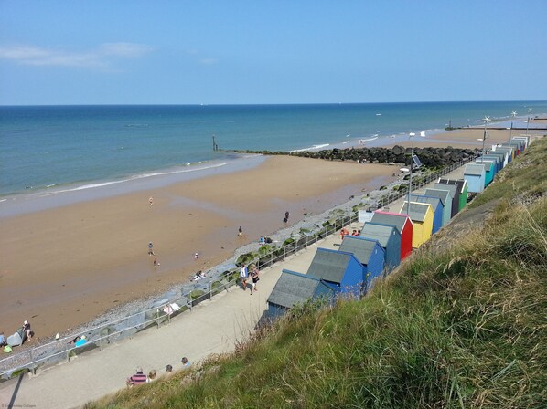 Beach - Bramble Cottage - a cottage that sleeps 4 guests in 2 bedrooms (Sheringham)