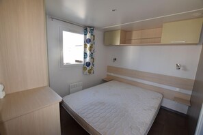 Comfort Mobile Home, 1 Double Bed | Individually furnished, laptop workspace, blackout drapes, free WiFi - Camping des Nières (Ebreuil)
