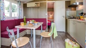 Un espacio habitable funcional con comedor, kitchenette y zona de estar acogedora.