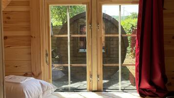 Yksilöllisesti kalustettu, kannettavalle tietokoneelle sopiva työtila