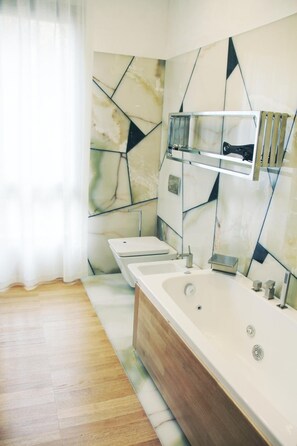 Douche, douche à « effet pluie », articles de toilette de luxe