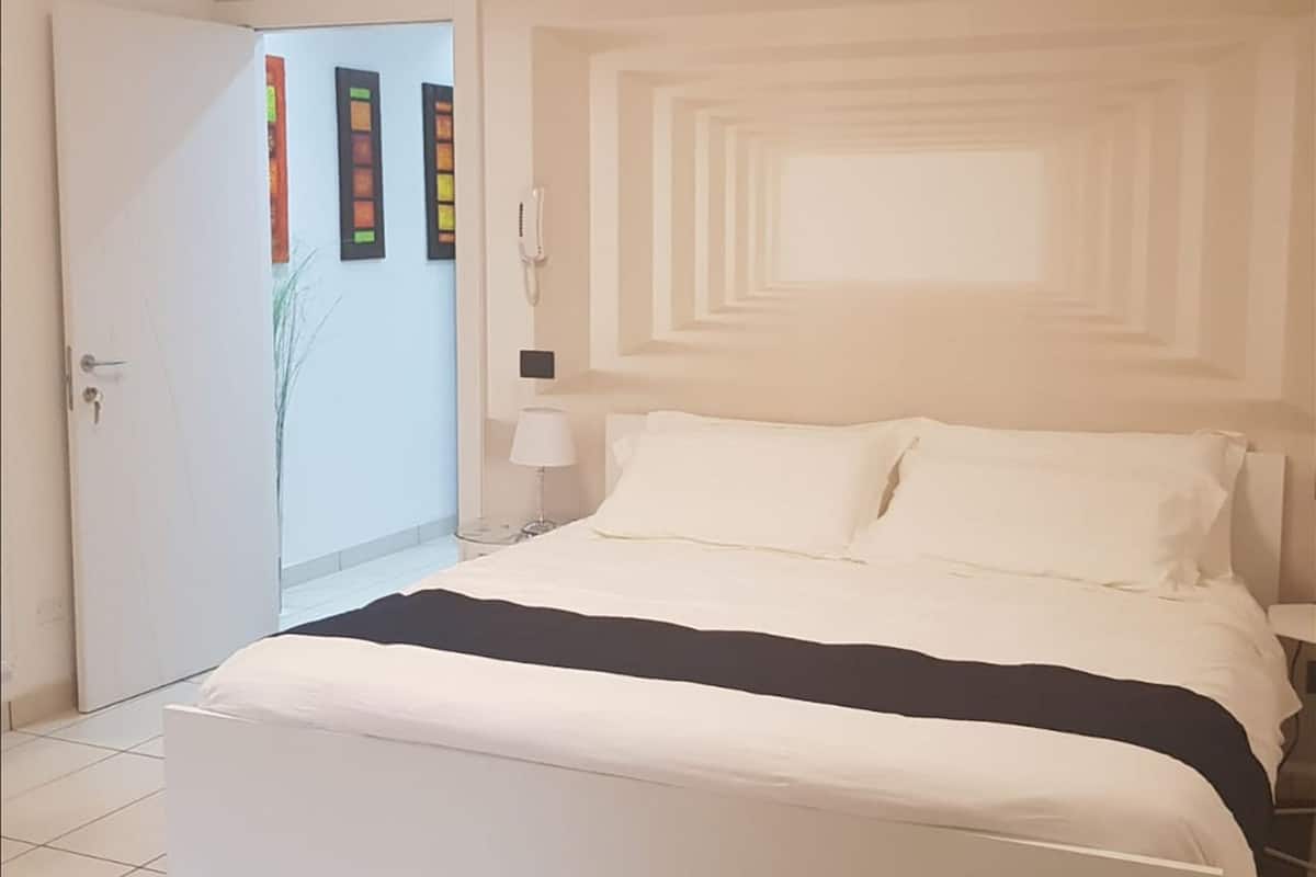 Deluxe Room (Tamb&b2) | Frette Italian sheets, premium bedding, down duvets, memory-foam beds