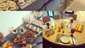 Una mesa de buffet con distintos alimentos y salsas.