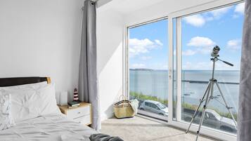 3 bedrooms, desk, iron/ironing board, Internet