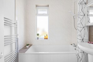 Combined shower/tub, hair dryer, towels - Lighthouse View - Woodburner & Sea View (Brixham)