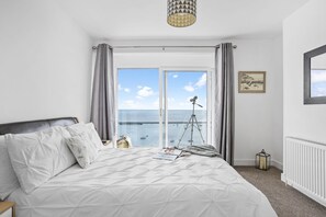 3 bedrooms, desk, iron/ironing board, internet
