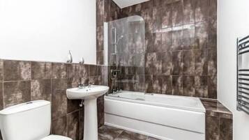 Combined shower/bathtub, towels