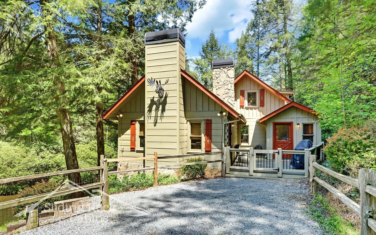Riverfront, hot tub, screened porch, pet friendly-fenced, pool table, WIFI