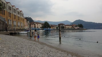 Beach nearby, sun loungers, beach towels