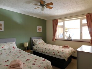 2 Schlafzimmer, Bügeleisen/Bügelbrett, Bettwäsche