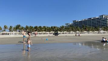 Vlak bij het strand, ligstoelen aan het strand