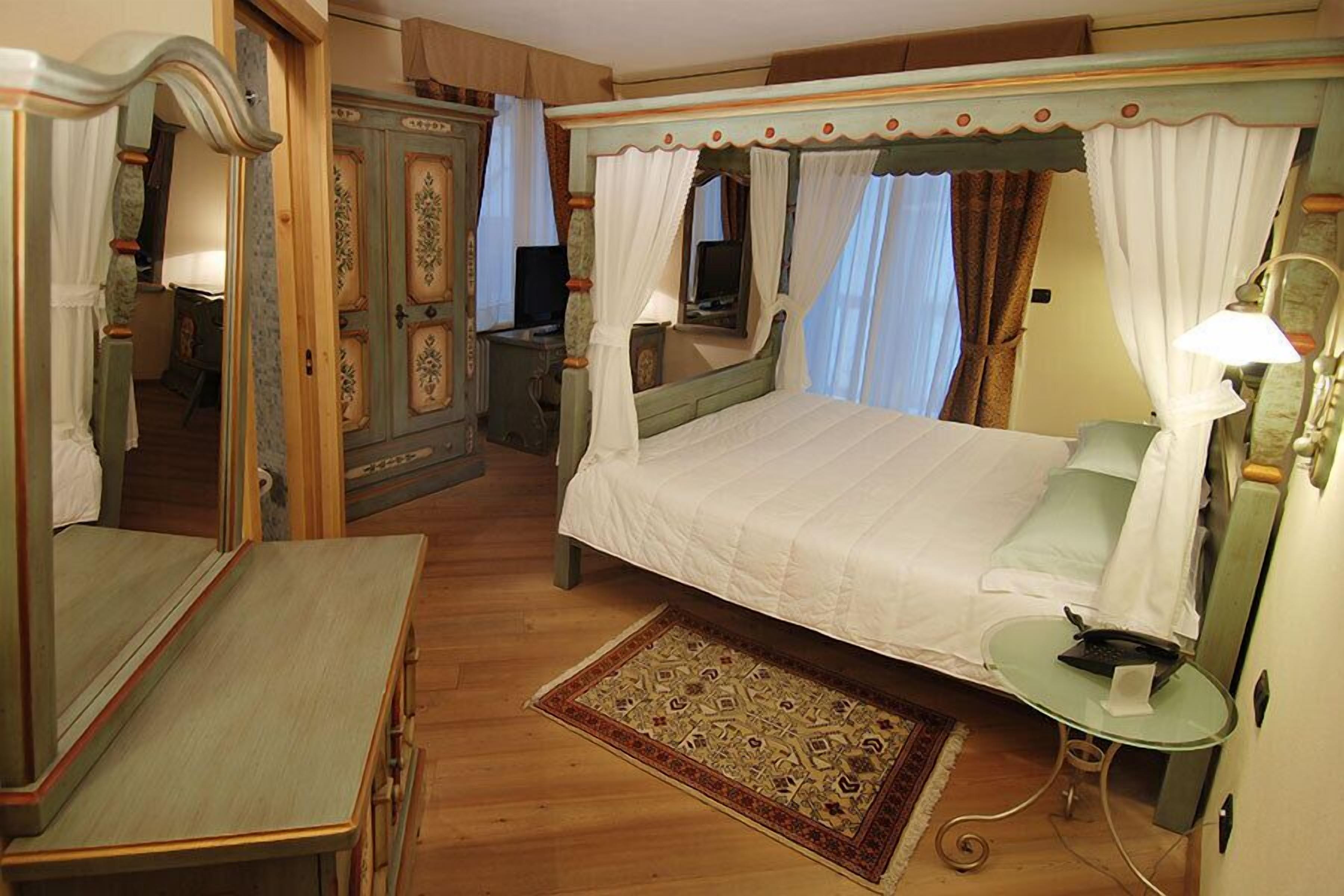 executive room | minibar, in-room safe, desk, free wifi