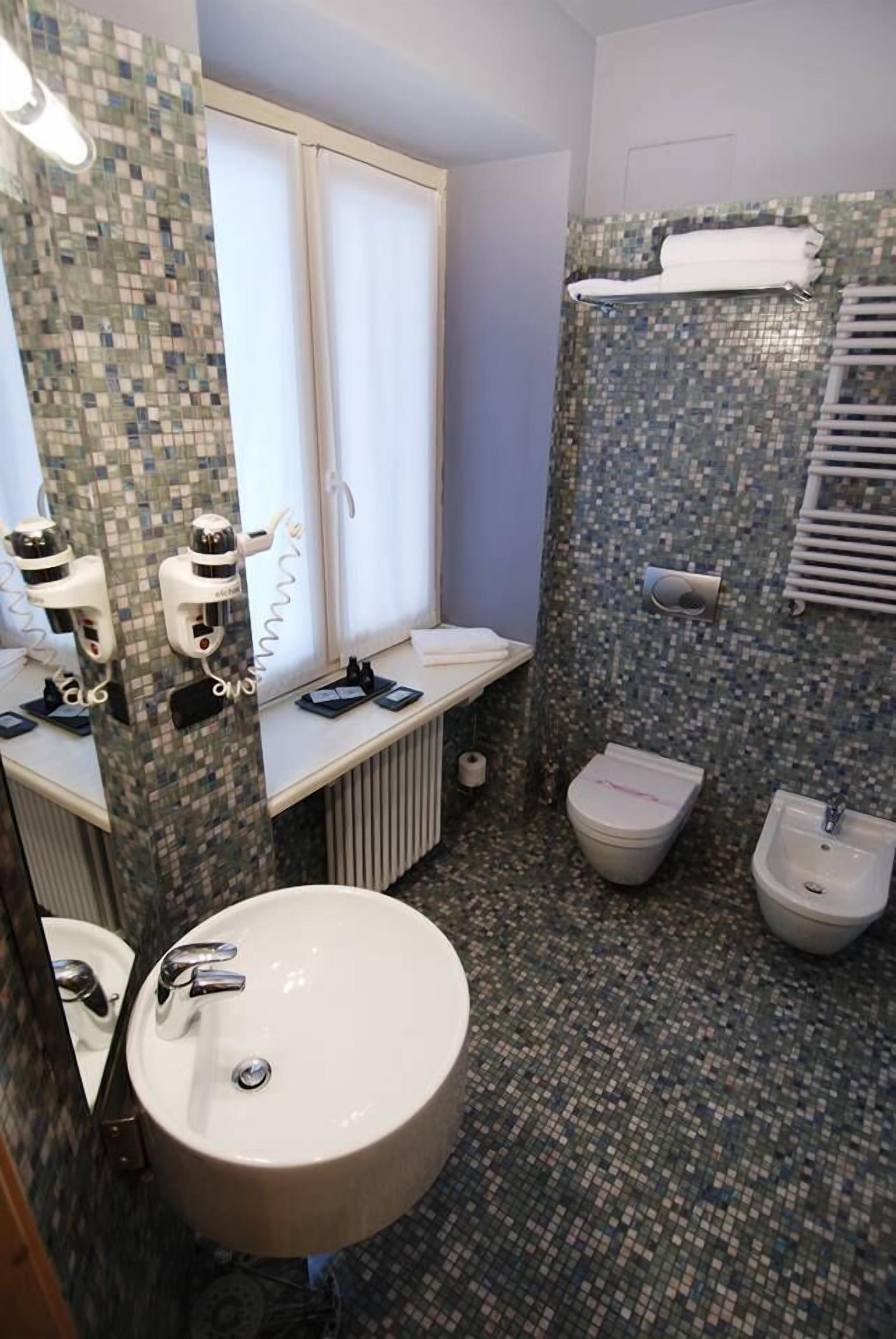 executive room | bathroom | free toiletries, hair dryer, bidet, towels