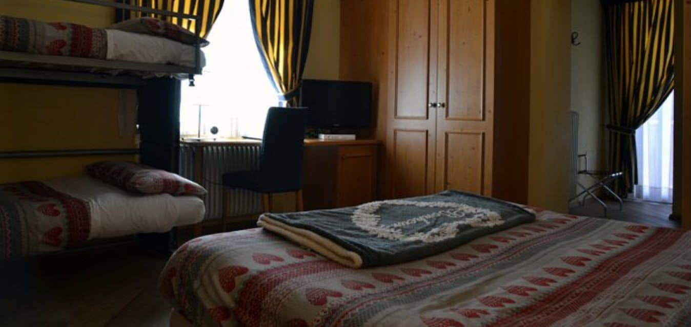 family room | minibar, in-room safe, desk, free wifi