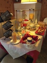 每日供应自助式早餐（每人 EUR 15）