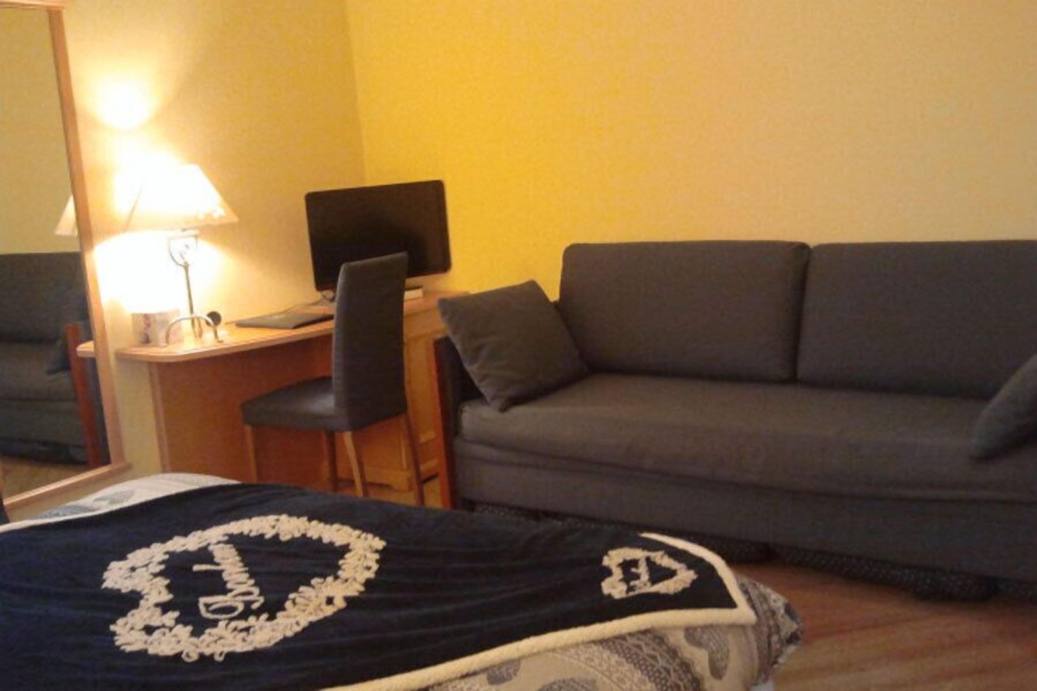 family room | minibar, in-room safe, desk, free wifi