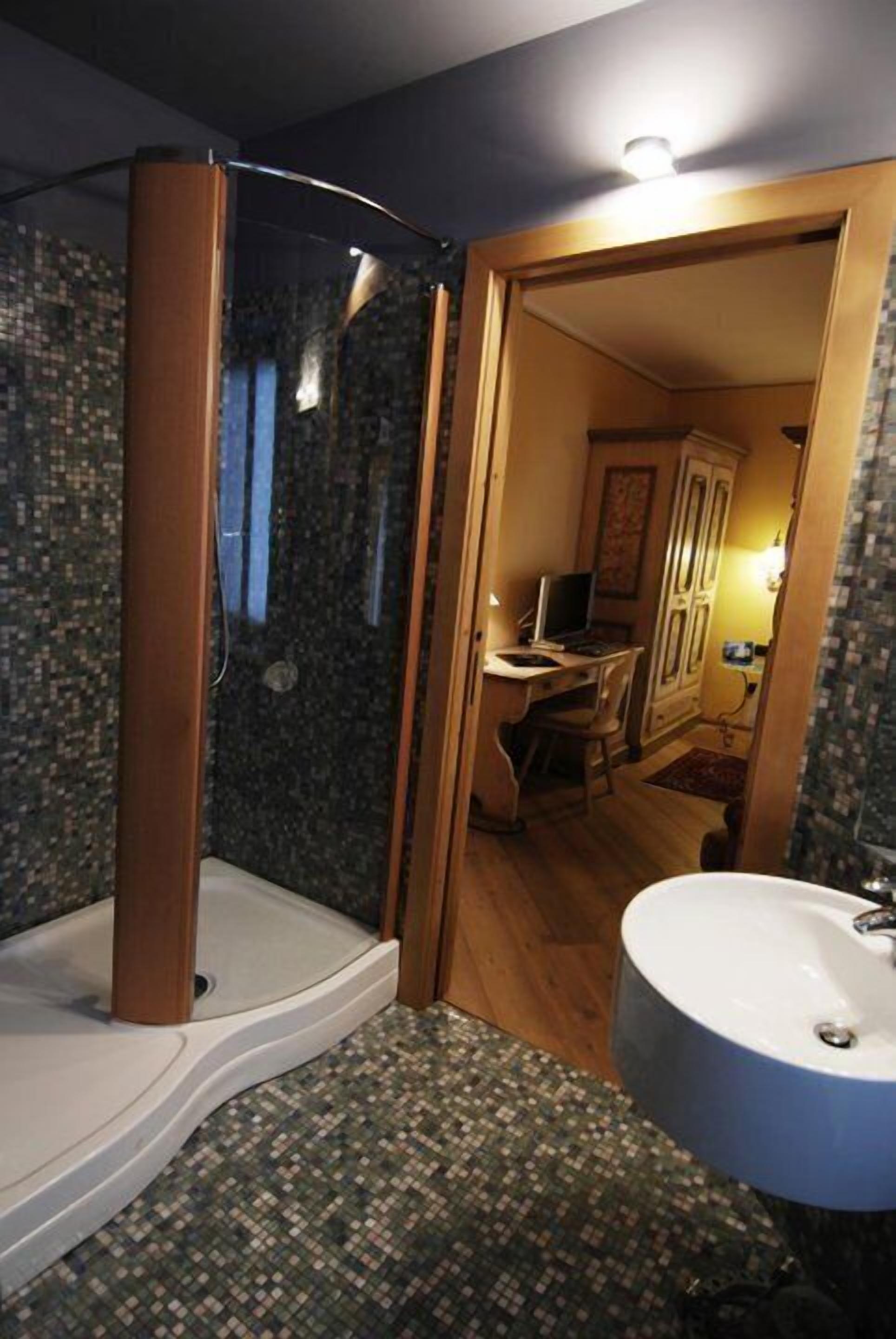 deluxe room | bathroom | free toiletries, hair dryer, bidet, towels