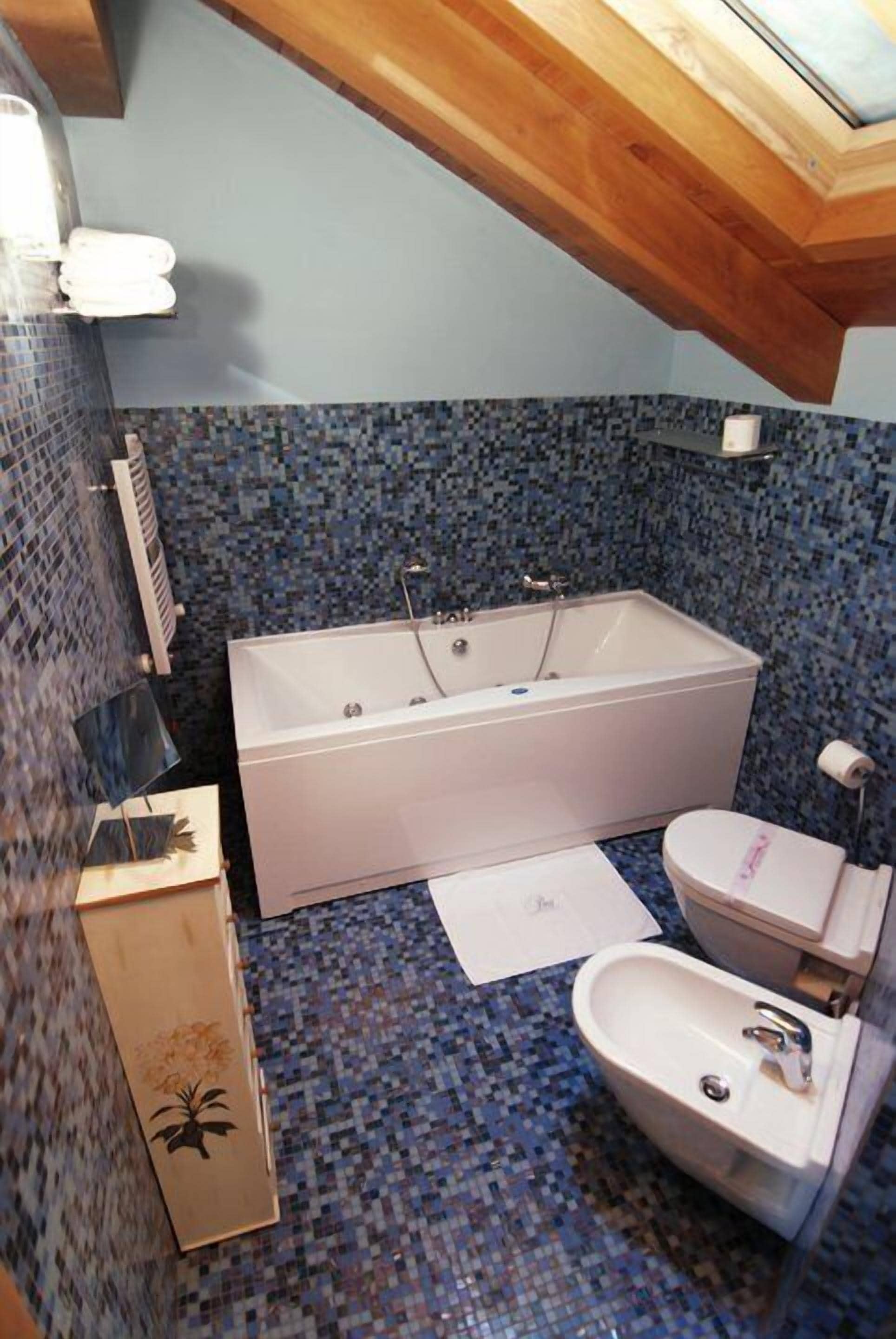 superior room | bathroom | free toiletries, hair dryer, bidet, towels