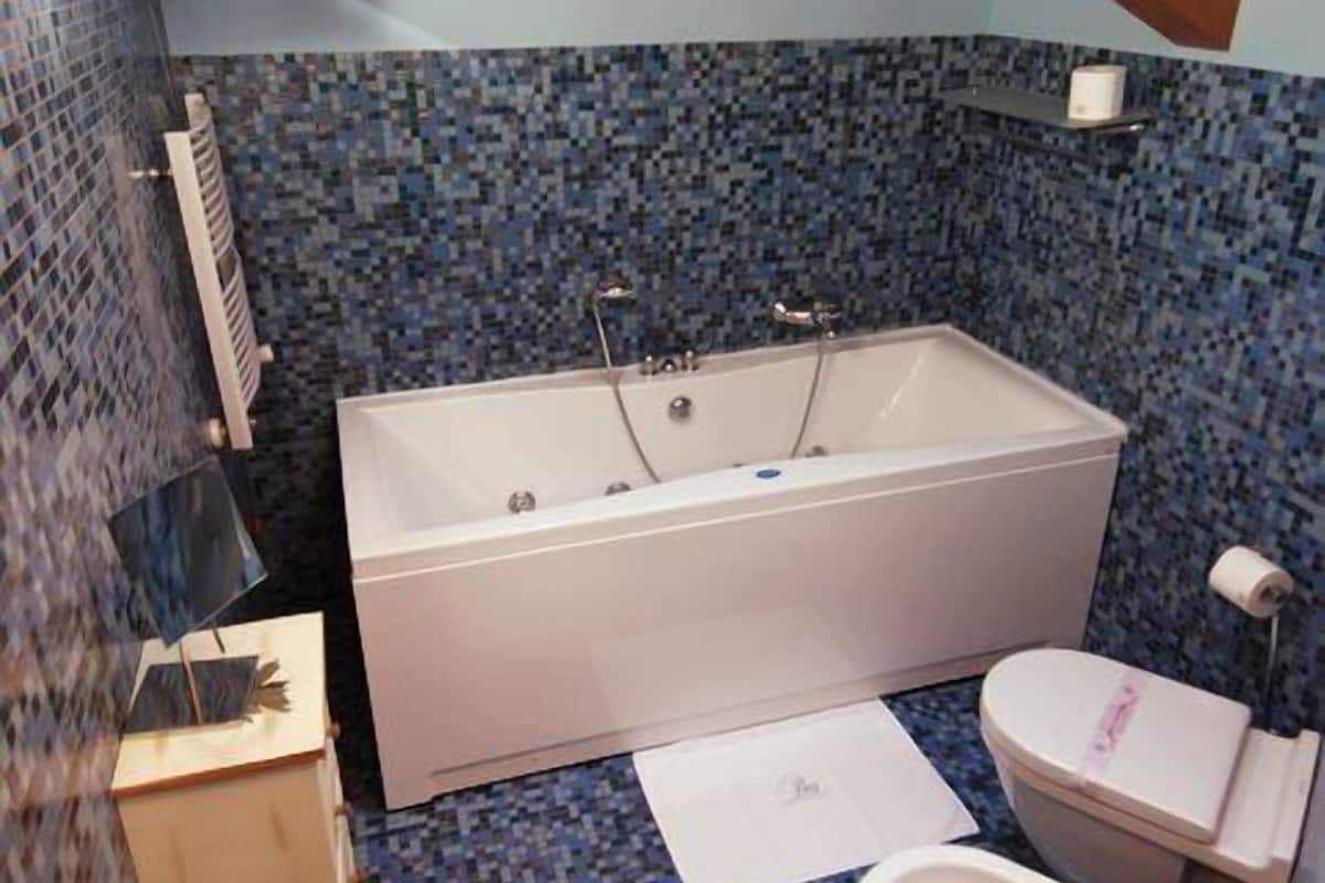 superior room | bathroom | free toiletries, hair dryer, bidet, towels