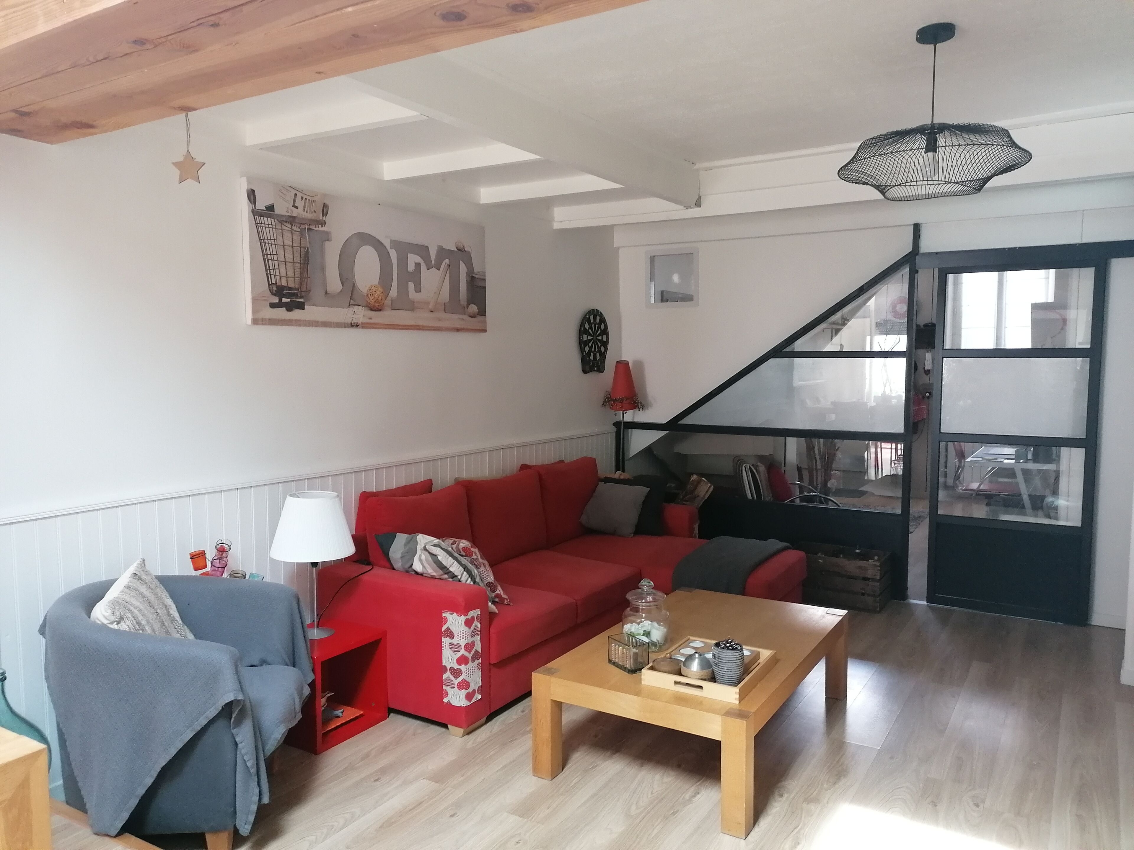 Télévision, cheminée, livres, chaîne hi-fi