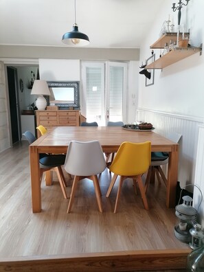 Dining - Ideal for your spa treatment or summer or winter vacation.  (Rochefort)