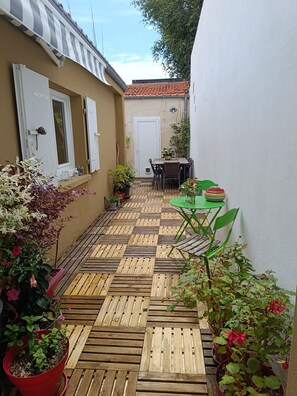 Outdoor dining - Ideal for your spa treatment or summer or winter vacation.  (Rochefort)