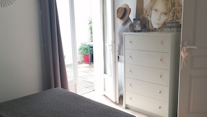 Ein Schlafzimmer mit einem Bett, einem Schminktisch und einem Kleiderschrank.