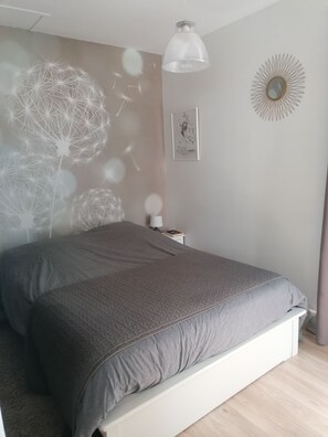 3 bedrooms, desk, iron/ironing board, free WiFi - Ideal for your spa treatment or summer or winter vacation.  (Rochefort)
