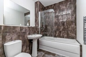 Kombinert dusj/badekar og håndklær