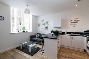 Geladeira, micro-ondas, fogão, cooktop