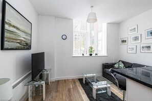 Smart TV - Self Catering Accommodation Chester – Sleeps 4 (Chester)