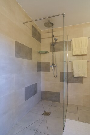 Badewanne, Haartrockner, Bidet, Handtücher