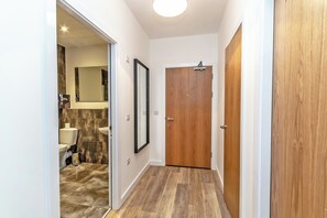 Combined shower/tub, free toiletries, towels