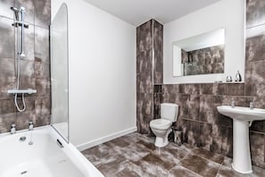 Combined shower/tub, free toiletries, towels - City Suites by Guestz (Chester)
