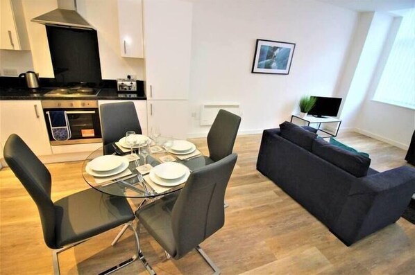 Cozy living space with a dining area, seating area, and fully equipped kitchen.