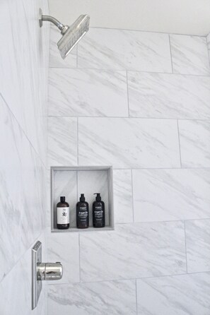 Dusche, Haartrockner, Handtücher, Seife