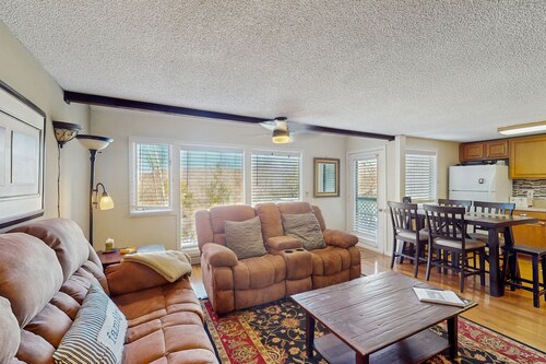 Gehen Sie zu den Pisten von diesem aktualisierten Berg Wohnung mit Dachboden und überdachten Balkon