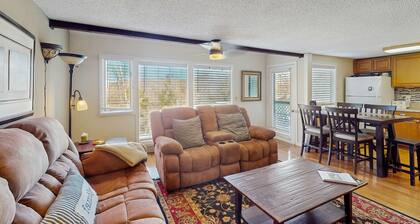 Gehen Sie zu den Pisten von diesem aktualisierten Berg Wohnung mit Dachboden und überdachten Balkon