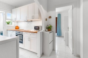 Frigorífico, microondas, horno y cafetera o tetera