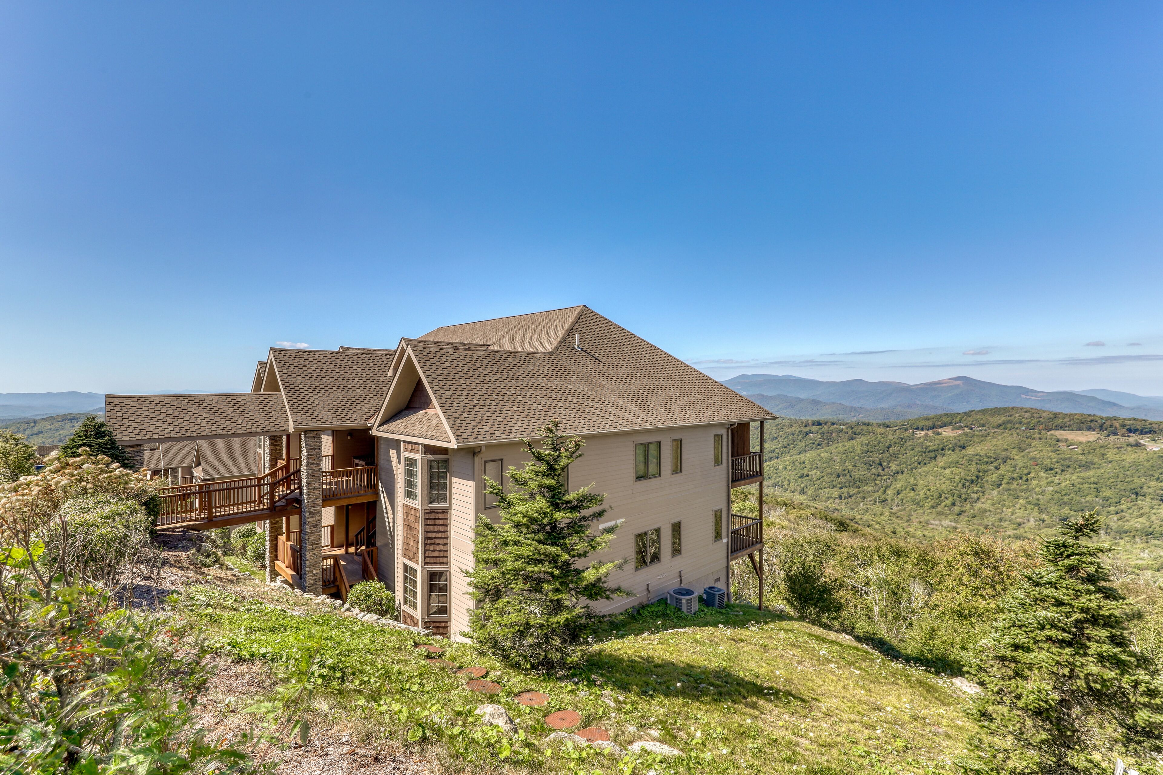 Mountain vista deluxe condo w/updated furnishings, wide views, & stone fireplace