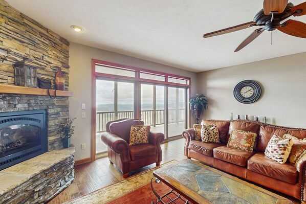 TV, fireplace - Mountain vista deluxe condo w/updated furnishings, wide views, & stone fireplace (Sugar Mountain)