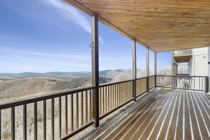 Property grounds - Mountain vista deluxe condo w/updated furnishings, wide views, & stone fireplace (Sugar Mountain)