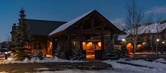 TRAILHEAD LODGE -YKSIKKĂ YKSIKĂN LUKU ALKUPERĂISTĂ JA TAPAHTUMAKESKUKSESTA!