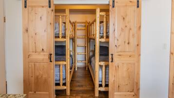 3 bedrooms, desk, iron/ironing board, free WiFi