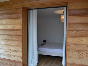 6 bedrooms, desk, iron/ironing board, travel cot